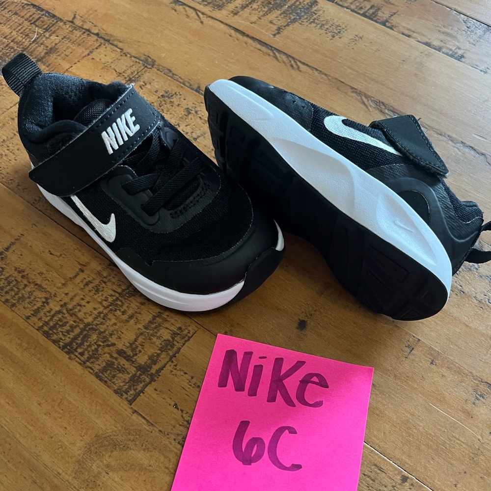 BLACK NIKE SHOES